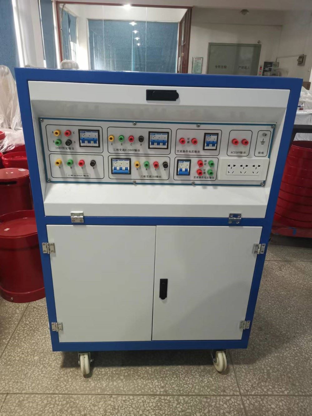 高低壓開關(guān)柜通電試驗臺.jpg 高低壓開關(guān)柜通電試驗臺.jpg