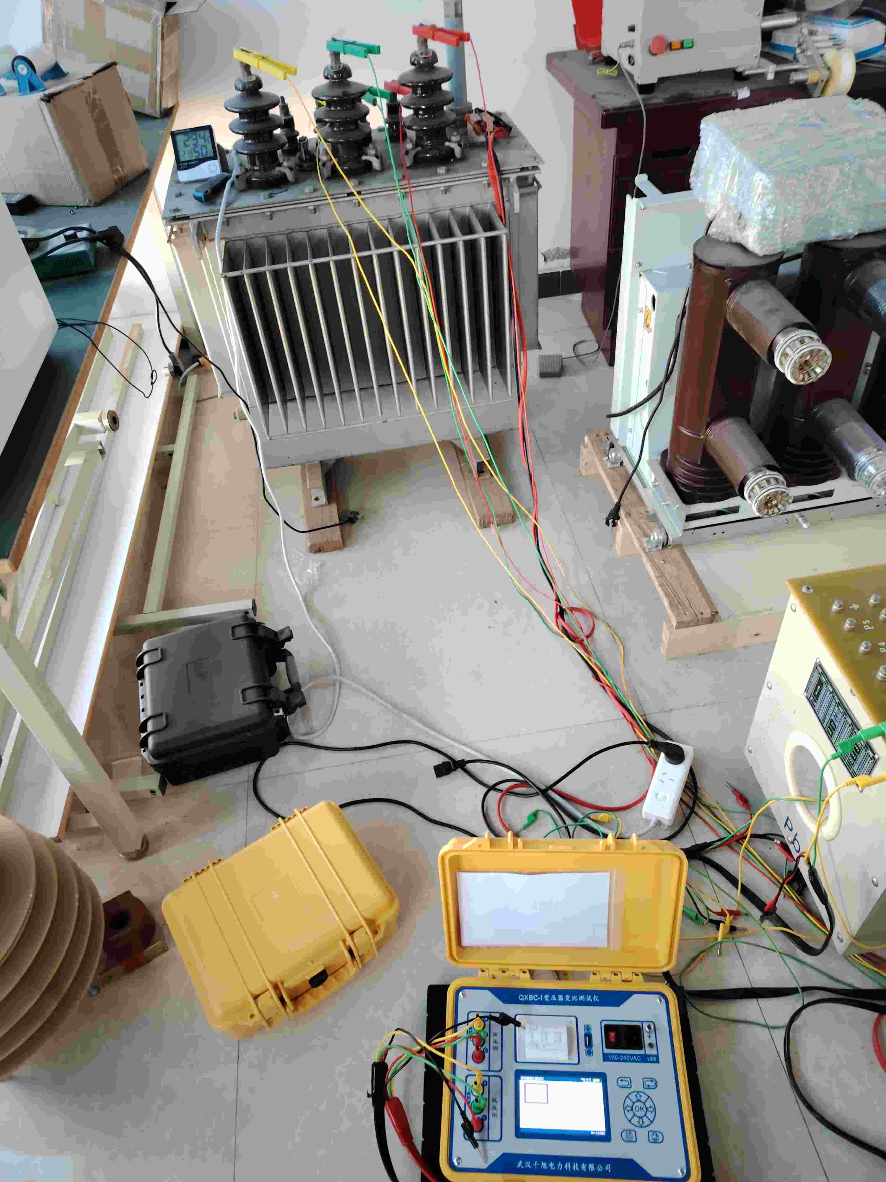變壓器變比組別測(cè)試儀接線場(chǎng)景.jpg 變壓器變比組別測(cè)試儀接線場(chǎng)景.jpg