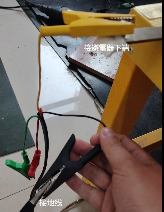 氧化鋅避雷器帶電測試儀實驗室接線操作介紹(圖4) 避雷器帶電測試儀電流采集端.png