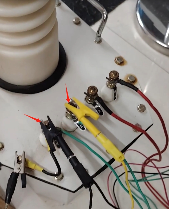 氧化鋅避雷器帶電測試儀實驗室接線操作介紹(圖5) 氧化鋅避雷器帶電測試儀電壓采集.png