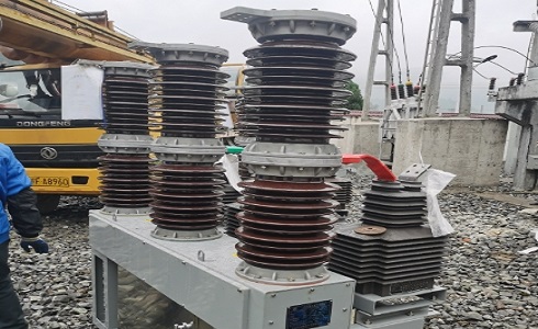 高壓開關(guān)柜外殼為什么采用金屬材質(zhì)(圖1) 高壓斷路器 (4).png